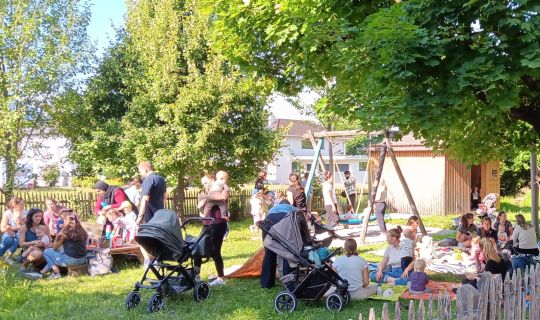 Eine Gruppe von Menschen auf einem Spielplatz. Eine Gruppe von Menschen auf einem Spielplatz.