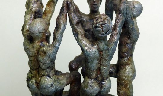 Eine Skulptur von Menschen, die Händchen halten Eine Skulptur von Menschen, die Händchen halten