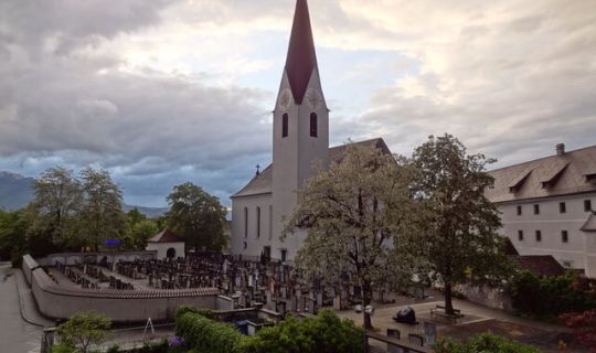Pfarrkirche Altenstadt vom Pfarrhaus fotografiert
