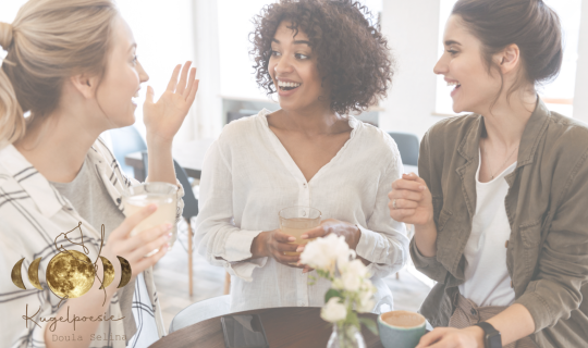Eine Gruppe von Frauen, die sich unterhalten und Kaffee trinken.