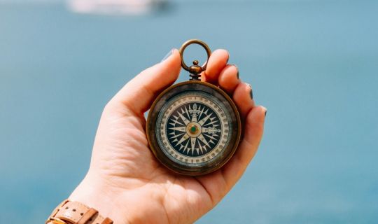 eine Hand, die einen Kompass hält eine Hand, die einen Kompass hält