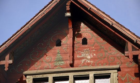 Eine Familie und ihre Häuser Rotes_Haus_Wappen (c) Conam.jpg Eine Familie und ihre Häuser Rotes_Haus_Wappen (c) Conam.jpg