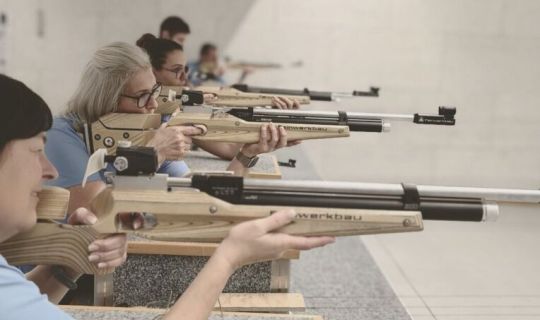 Eine Gruppe von Menschen mit Waffen, Termine fÃ¼r das OrstvereineschieÃen