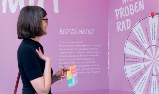 Demokratieräume Station Mut 2025_Südwind_Demokratieraeume_Station_Mut_Lichtgrenze_e.V..jpg