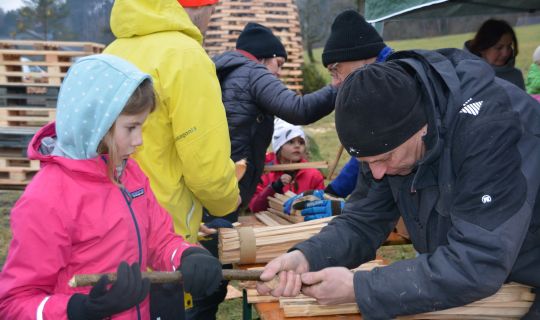 Eine Gruppe von Menschen, die mit Holz arbeiten Eine Gruppe von Menschen, die mit Holz arbeiten