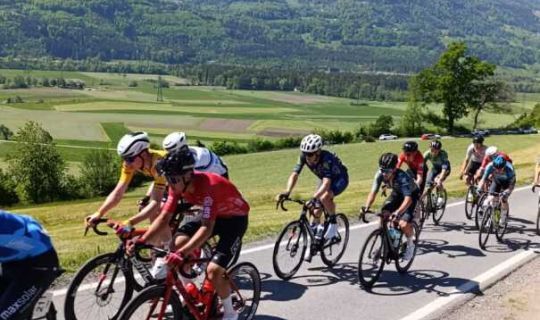 Eine Gruppe von Menschen, die Fahrrad auf einer StraÃe fahren Eine Gruppe von Menschen, die Fahrrad auf einer StraÃe fahren