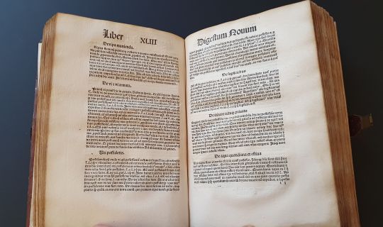 Kostbarkeiten_aus_der_Stadtbibliothek_-_Sebastian_Brant__c__Stadt_Feldkirch.jpg Kostbarkeiten_aus_der_Stadtbibliothek_-_Sebastian_Brant__c__Stadt_Feldkirch.jpg