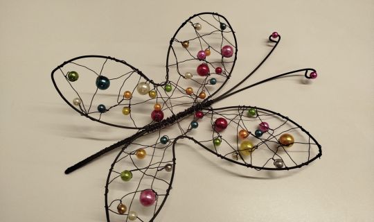 Ein Schmetterling aus Draht und Perlen Ein Schmetterling aus Draht und Perlen