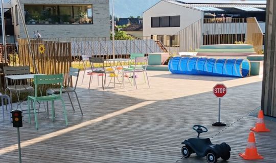 Im Familientreffpunkt Kinderhaus Markt ist die Spiele-Terrasse für Familien geöffnet Im Familientreffpunkt Kinderhaus Markt ist die Spiele-Terrasse für Familien geöffnet