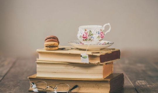 csm_English-Book-Club-web-_c_-pexels-ylanite-koppens_9d1ac03065 (1).jpg