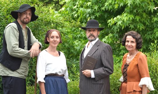 Die Schauspieler der Theatergruppe Ludesch beim Theaterspaziergang "Historische Zeitreise" Die Schauspieler der Theatergruppe Ludesch beim Theaterspaziergang "Historische Zeitreise"