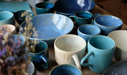 Eine Gruppe blauer und weiÃer Becher