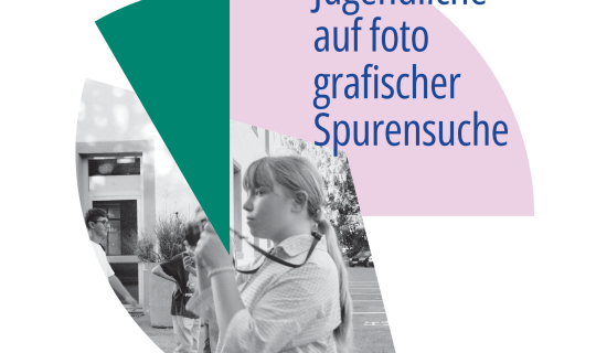 Ein Kind, das ein Stethoskop hält Ein Kind, das ein Stethoskop hält