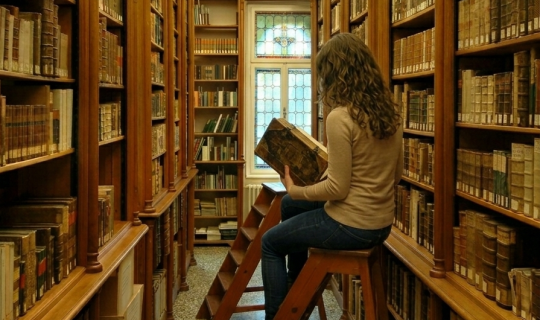 Sommerangebot_2026_StiftsbibliothekI_c_Vorarlberger_Landesbibliothek_KI_bearbeitet.png Sommerangebot_2026_StiftsbibliothekI_c_Vorarlberger_Landesbibliothek_KI_bearbeitet.png