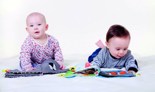 Babys, die nebeneinander auf dem Boden liegen Babys, die nebeneinander auf dem Boden liegen