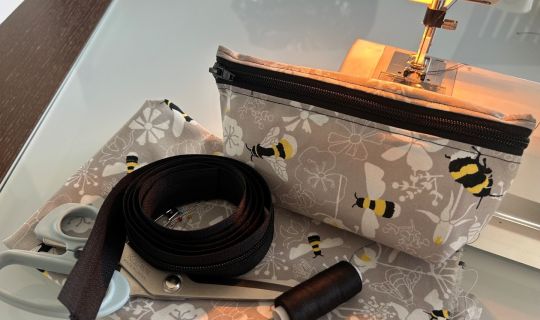Eine Nähmaschine mit ReiÃverschlussbeutel und Schere Eine Nähmaschine mit ReiÃverschlussbeutel und Schere