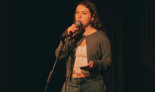 2025_Saumarkt_micdrop_Aisha-Schweikart2-Foto-Constantin-Eberle.jpg 2025_Saumarkt_micdrop_Aisha-Schweikart2-Foto-Constantin-Eberle.jpg