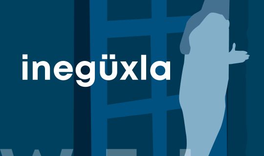 Frau die hinter eine Tür schaut Frau die hinter eine Tür schaut