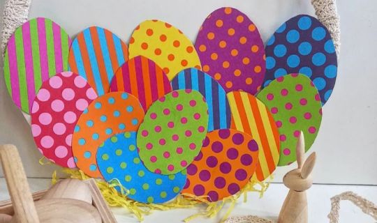 Ein Korb mit Papierausschnitten und ein Kaninchen Ein Korb mit Papierausschnitten und ein Kaninchen