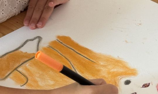 Ein Kind, das auf Papier zeichnet