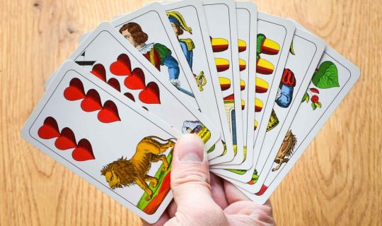 Eine Hand, die ein Kartenspiel hält Eine Hand, die ein Kartenspiel hält