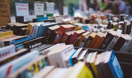 Symbolbild BÃ¼cherflohmarkt Kartons mit BÃ¼chern