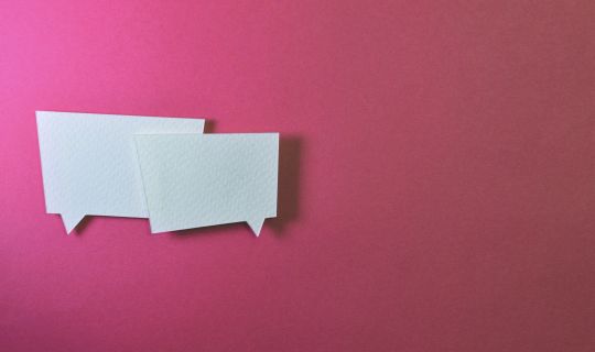 Zwei weiÃe Nachrichtenkarten auf pinkem Hintergrund. Zwei weiÃe Nachrichtenkarten auf pinkem Hintergrund.