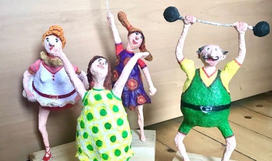 Eine Gruppe von Statuen auf HolzblÃ¶cken