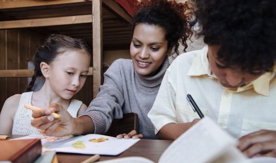 Eine Familie macht zusammen Hausaufgaben. Eine Familie macht zusammen Hausaufgaben.