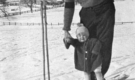 Hemingway_mit_Sohn_Bumby_1925_in_Schruns_-_JF_Library_Boston_USA.JPG Hemingway_mit_Sohn_Bumby_1925_in_Schruns_-_JF_Library_Boston_USA.JPG