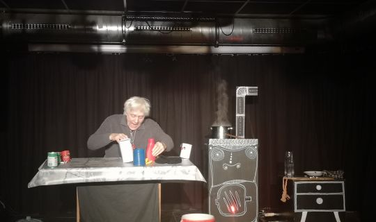 Büchsenbohnensuppe, Theater Minimus Maximus, Johannes Rausch 2025 Saumarkt Minimus Maximus Büchsenbohnen.jpg