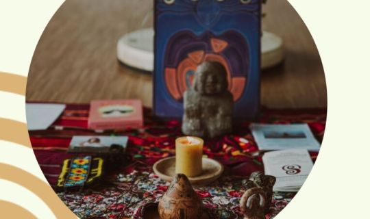 ein Tisch mit einer Kerze und Karten