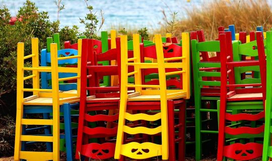 Ein Stapel bunter StÃ¼hle