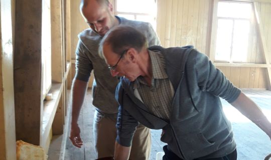 Eine Person, die eine andere Person in einem Topf betrachtet Eine Person, die eine andere Person in einem Topf betrachtet