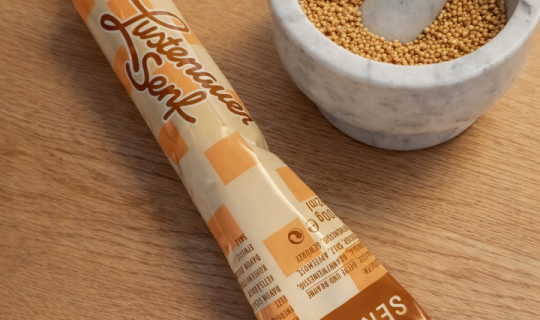 Eine Tube Senf in einem Mörser und StöÃel Eine Tube Senf in einem Mörser und StöÃel