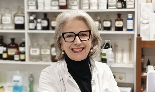 2026_Rheticus_c. Mag. Ingrid Heller in der Apotheke.jpg 2026_Rheticus_c. Mag. Ingrid Heller in der Apotheke.jpg