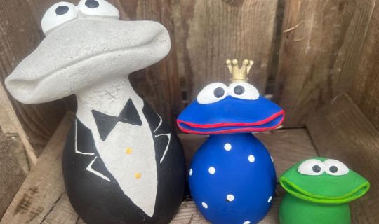 Eine Gruppe keramischer Figuren Eine Gruppe keramischer Figuren