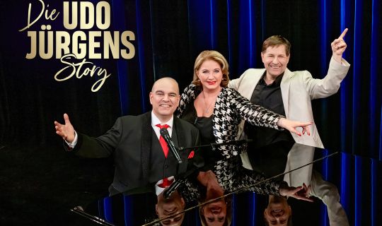 DUJS_Pressefoto_mit_Logo__Mario_Pecoraro_Saenger__Gabriela_Benesch_Schauspielerin__Erich_Furrer_Regisseur__c_Michaela_Krauss-Boneau.jpg