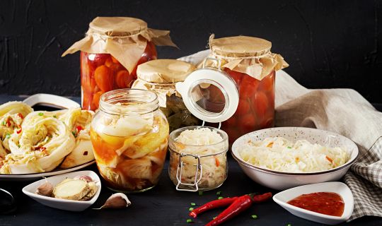 Gemuese_wuerzig_haltbar_machen_Eva_Hirschmann_fotos-kostenlos_kohl-kimchi-tomaten-mariniert-sauerkraut-saure-glaeser-ueber-rustikalen-kuechentisch__c_timolina_auf_freepik.com.jpg