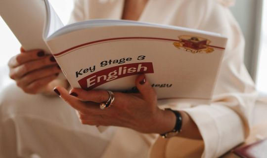 Englisch_fuer_Senioren_Fortgeschrittene_Penelope_pexels-polina-tankilevitch-6929162 (2).jpg Englisch_fuer_Senioren_Fortgeschrittene_Penelope_pexels-polina-tankilevitch-6929162 (2).jpg
