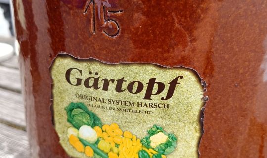 Ein Steinguttopf wird seit jeher zur Fermentation verwendet Ein Steinguttopf wird seit jeher zur Fermentation verwendet