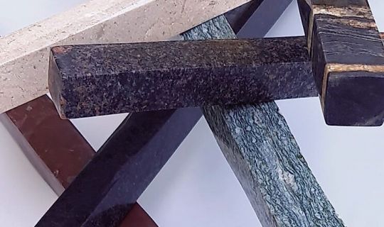 steinfältig, Hanno Metzler, KunstVorarlberg 2022 bild kunstvorarlberg KV_Einl_HANNO-METZLER_22_1125x1590-900x1272.jpg