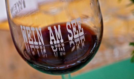 Wein_am_See.jpg Wein_am_See.jpg