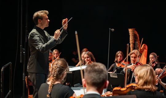 ©Lukas-Grabher_Dirigent+Orchester-2_klein.jpg ©Lukas-Grabher_Dirigent+Orchester-2_klein.jpg