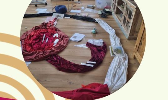 ein Raum mit vielen GegenstÃ¤nden auf dem Boden