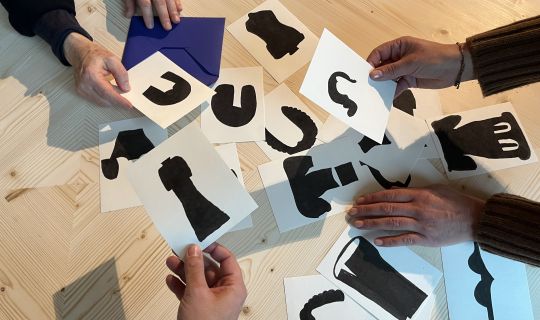 Alle_Karten_auf_den_Tisch__Foto_Sarah_Mistura.jpg Alle_Karten_auf_den_Tisch__Foto_Sarah_Mistura.jpg