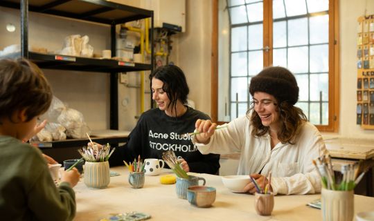 Eine Gruppe von Menschen sitzt an einem Tisch Eine Gruppe von Menschen sitzt an einem Tisch