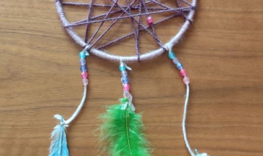 Eine Nahaufnahme eines Traumfängers Eine Nahaufnahme eines Traumfängers