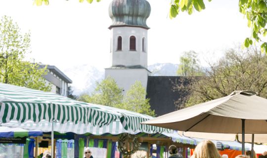 Gut besuchter Wochenmarkt Gut besuchter Wochenmarkt