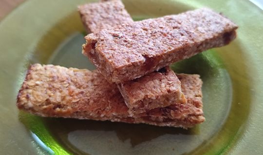 Eine Gruppe von Getreideriegeln auf einem grünen Teller Eine Gruppe von Getreideriegeln auf einem grünen Teller